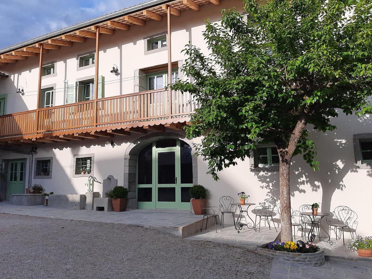 Dvor Vipolze Bed & Breakfast Dobrovo Exterior photo