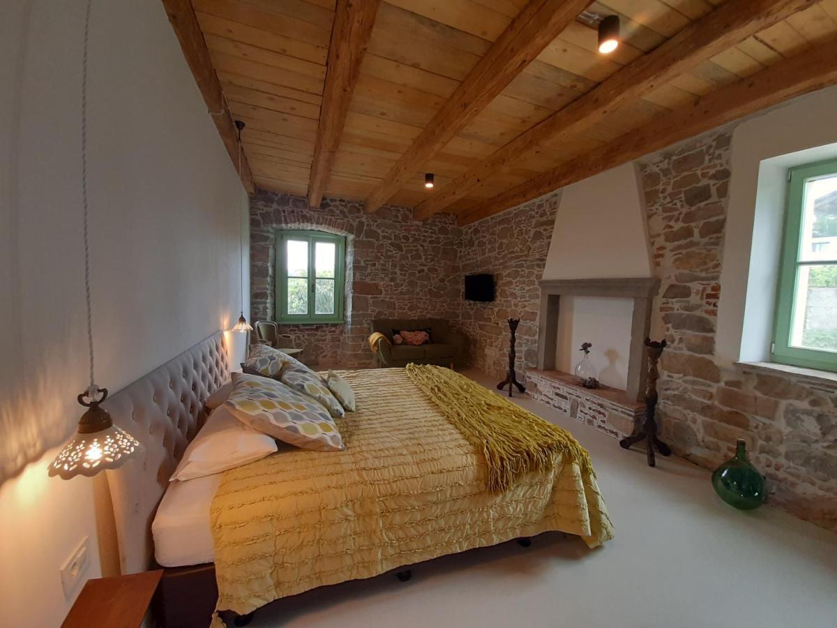 Dvor Vipolze Bed & Breakfast Dobrovo Exterior photo